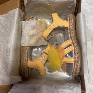 New toddler UGG flower sandal size 6
